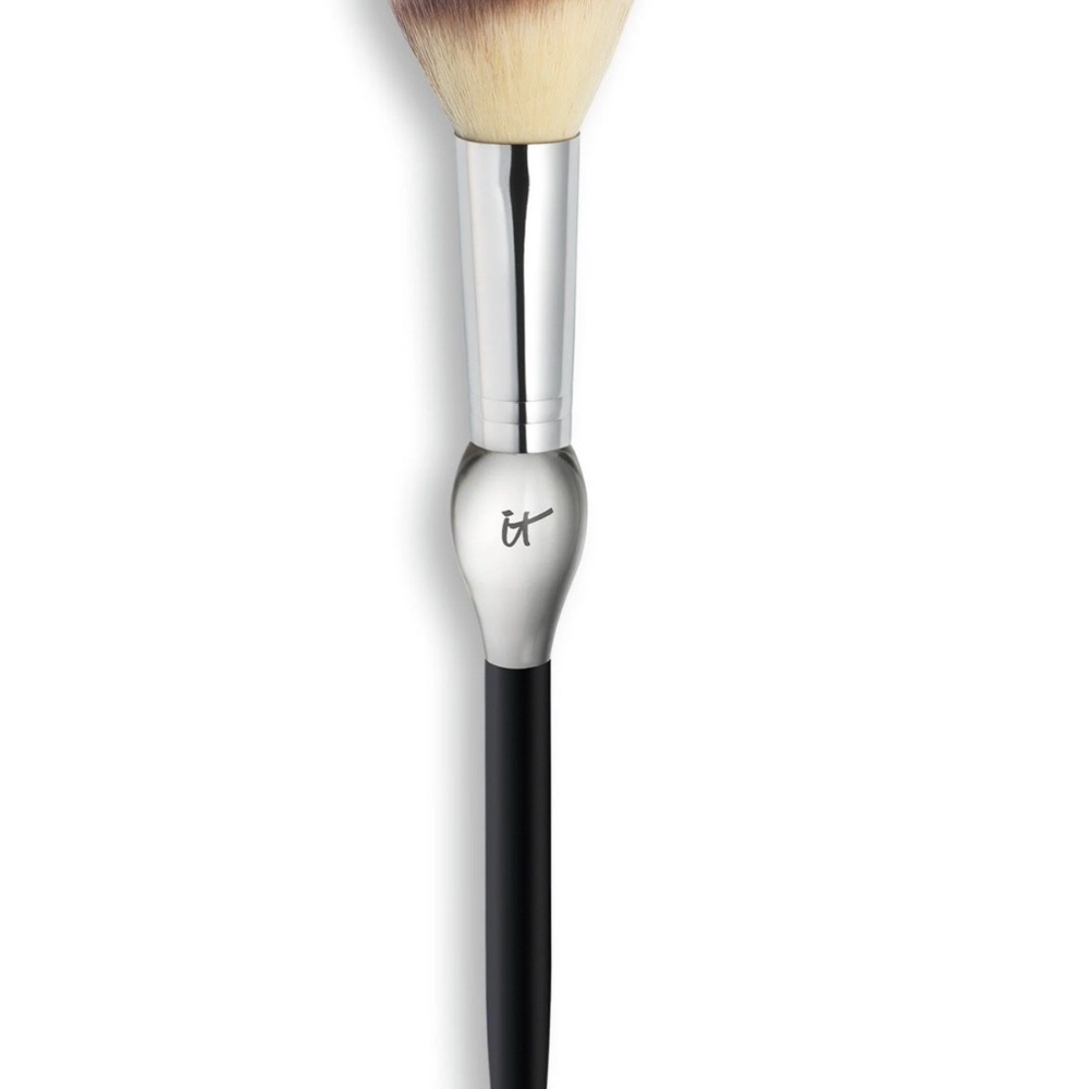 NWT - IT Cosmetics - Heavenly Deluxe - French Boutique Blush Brush - No. 4